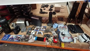 30 X MIXED LOT CONTAINING BOBOVR M2 GAMEING HEAD SET WITH CONTROLS , JOBY SMART STABILIZER , NINTENDO SWITCH , PORTABLE SPEAKER , PLAYSTATION PADS , PLAYSTATION 4/5 GAMES , TRUE WIRELESS EARBUDS , ETC ON A FULL BAY