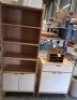 3 X FURNITURE LOT TO INCLUDE 1 2 DOOR AND 1 DRAW CABINET IN BROWN AND WHITE IN SIZE 71LX83HX46D CM AND 2 DOOR 3 SHELVES DISPLAY UNIT IN BROWN AND WHITE IN SIZE 72LX180HX46D CM AND ONE VASE