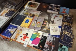 40 X BRAND NEW MIXED BOOKS LOT CONTAINING HYGGE THE DANISH ART OF HAPPINESS , JANE THE FOX AND ME , KAJ & FRANCK DESIGNS & IMPRESSIONS , ONE TWO WHERE'S MY SHOE ETC ON HALF BAY