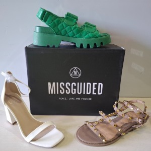 30 X BRAND NEW MIXED MISSGUIDED SHOES CONTAINING QUILTED GRANDAD SANDAL IN GREEN , HIGH HEEL BLOCK BARELY YTHERE SANDAL IN WHITE , MID ILLUSION HEEL CLEAR SANDALS IN CLEAR ETC ALL IN SIZE 4