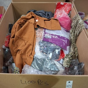400+ MIXED CLOTHING LOT CONTAINING NEW FAVOURI SUIT JACKET IN OFFWHITE/GREY IN SIZE M , BY SWAN DRESS IN BLACK/GREY/CAMEL IN SIZE L , LOVE DENIM JEANS IN ORANGE/RED IN SIZE UK 6 , LUS DE POM LONG DRESS IN FUSCHIA IN SIZE M-L ETC IN ONE PALLET BOX