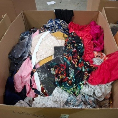 400+ MIXED CLOTHING LOT CONTAINING IN THE STYLE LONG WOMENS TOP IN WHITE AND BLACK IN SIZE 12 , AKOZ WOMENS V NECK DRESS IN BLUE WITH FLORAL DESIGN IN SIZE S , ANANXIANZI LONG DRESS IN BLACK/MULTICOLOUR IN SIZE S ETC IN ONE PALLET BOX