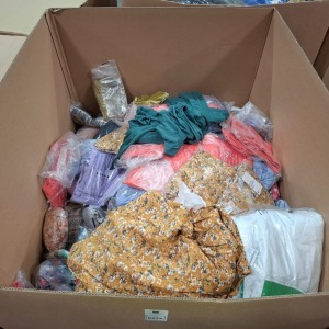 400+ MIXED CLOTHING LOT CONTAINING BRANDLESS PANTS IN CORAL IN SIZE6 , BUTTONED SHIRT IN NAVY/MULTI IN SIZE 6-8 , JUBYLEE LONG TOP WITH BACK ZIPPER IN CAMEL/MULTI IN SIZE S/M ETC IN ONE PALLET BOX