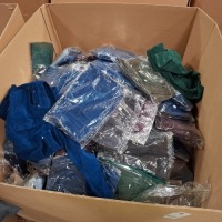 400+ MIXED TROUSERS LOT IN VARIOUS COLOURS IE DARK BLUE , GREEN , MAROON , DENIM BLUE AND VARIOUS SIZES IE 20R , 22R , 20L , 6R ETC IN ONE PALLET BOX