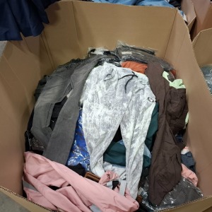 200+ BRAND NEW CRIMINAL DAMAGE MIXED CLOTHING LOT CONTAINING CRIMINAL DAMAGE JOGGERS IN GREY/CHARCOAL IN SIZE M , CRIMINAL DAMAGE WATERPROOF HIGH VIS PANTS IN PINK IN SIZE S , CRIMINAL DAMAGE JEANS IN CHARCOAL IN SIZE 30 ETC IN ONE PALLET BOX