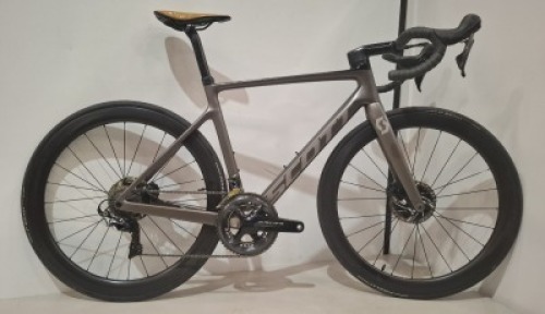 SCOTT ADDICT RC PRO (EU) BIKE MODEL: SPECIAL IN GREY - SIMILAR TO 286415 SIZE: M - 54 CM ORIG RRP &pound;8599 ADDICT RC DISC HMX CARBON FRAME ADDICT RC HMX CARBON FORK SHIMANO DURA-ACE DI2 DISC 24 SPEED PIRELLI P ZERO TYRES SYNCROS CARBON PARTS - CONDITION:: VE
