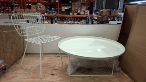 2 X BRAND NEW LOT CONTAINING 1 X AUDO COPENHAGEN WM STRING DINING CHAIR IN WHITE IN SIZE H 80 CM X W 53 X D 50 CM - RRP £332 AND 1 X NORR11 DUKE COFFEE TABLE IN SIZE DIA 90 CM RRP £560 - TOTAL RRP FOR LOT £892