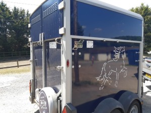 IFOR WILLIAMS TRAILERS HORSE BOX ***LOCATED CROYDON*** 2700KG MAX YOM: UNKNOWN (SEE PLATE IMAGE) NO KEYS NO PAPER WORK, CLEAN CONDITION e4*2007/46*0080 SCKD00000N70258344 (SEE IMAGE TO VERIFY AS 7 OBSCURED) **** PLEASE NOTE THIS IS SITUATED IN CROYDON AN