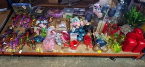 FULL BAY OF BRAND NEW PREMIER LOT CONTAINING VARIOUS HANGING METAL WIND TWIRLERS , 10 LED PINEAPPLE LIGHTS , 12CM INFINITY MIRROR LAMPS , LED LIGHT WATERING CANS , THE GARDEN GRILL GAS BARBECUE COVER , RED LED TELEPHONE BOXES ETC ON A FULL BAY