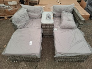 5 X PIECE BRAND NEW RATTAN GARDEN FURNITURE SET TO INCLUDE 2 ARMCHAIRS , 2 FOOTSTOOLS AND 1 COFFEE TABLE IN GREY - PRE -BUILT