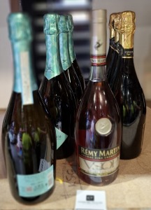 8 X BRAND NEW MIXED ALCOHOL LOT CONTAINING 4 PROSECCO D.O.C EXTRA DRY MILLIESIMATO DECASTELLO 75CL , 3 FINE SPARKLING NOZECO ALCOHOL FREE 75CL , 1 REMY MARTIN COGNAC FINE CHAMPAGNE 70CL