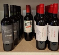 18 X BRAND NEW MIXED ALCOHOL LOT CONTAINING 10 CAMARADA MALBEC 75CL 12.5 % , 5 FINCA LA COLONIA COLECCION MALBEC 750ML 14% , 3 PORTENO MALBEC 2023 750ML 13%