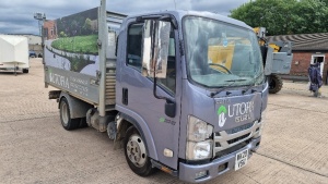 GREY ISUZU TRUCK GRAFTER N35.125 (WK20 VSU) 53,249 MILES, MOT UNTIL 26 SEPTEMBER 2025 2 KEYS, WITH V5, REVERSE CAMERA, TOUCH SCREEN KENWOOD MEDIA SYSTEM, ALUMINIUM HIGH SIDED TIPPING BODY HAS HAD ACCIDENT - BROKEN WINDSCREEN/FRONT DAMAGE DRIVEABLE/RECOVER
