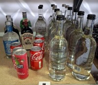 25 X BRAND NEW MIXED DRINKS LOT CONTAINING NON - ALCOHOLIC SPIRITS IE THE PATHFINDER , LYRE'S WHITE CANE SPIRIT , LYRE'S COFFE ORIGINALE , LYRE'S DRY LONDON SPIRIT , MARLISH STILL SPRING WATER COCA COLA CANS ETC
