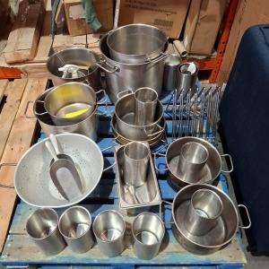 25 X MIXED STAINLESS STEEL KITCHEN TOOLS LOT CONTAINING VARIOUSE POTS / PANS LARGE STRAINER ETC ON A PALLET