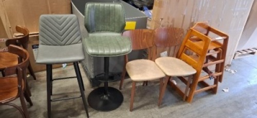 6 X PIECE MIXED CHAIR LOT TO INCLUDE 2 X WOODEN HIGH CHAIRS - 2 X LEATHER STYLE STOOLS 2 X WOODEN DINING CHAIRS