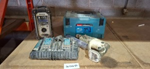 5 X PIECE MIXED TOOL LOT TO INCLUDE MAKITA RADIO - MAKITA 2 SLOT BATTERY CHARGER - MAKITA HAMMER DRILL - MAKITA CARRY CASE - UNTESTED