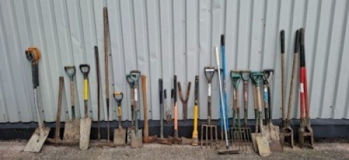 30 X PIECE MIXED LOT TO INCLUDE SPADES - FORKS - SHOVELS - RAKES - AXE - PICK AXE - BOLT CUTTERS ETC