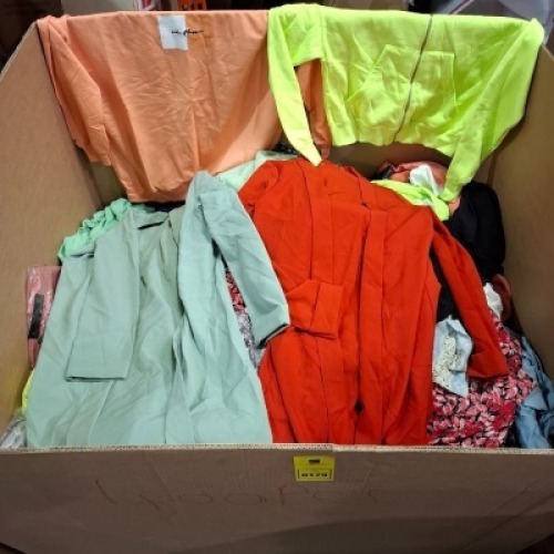 400 + BRAND NEW MIXED CLOTHING LOT CONTAINING, LUSTRIN WOMENS TOP IN OLIVE GREEN IN SIZE 36, LUSTRIN WOMENS OPEN LONG SLEEVED TOP IN RED IN SIZE 40, GDG ACTUEL WOMENS TOP IN BLACK AND WHITE IN SIZE L (IN 1 PALLET BOX)