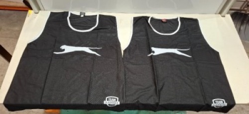 600 X BRAND NEW KIDS SLAZENGER TRAINING VESTS IN BLACK IN 3 BOXES