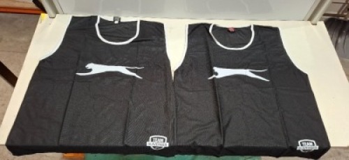 600 X BRAND NEW KIDS SLAZENGER TRAINING VESTS IN BLACK IN 3 BOXES