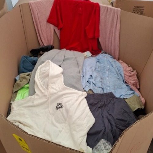 400 + BRAND NEW MIXED CLOTHING LOT CONTAINING, ASHLEY STUART SKIRTS IN WHITE/FLORAL IN SIZE 22-24, LEFTIES DRESS IN BLACK/FLORAL IN SIZE XS, SO TROUSERS IN PINK IN XXL, ETC (IN 1 PALLET BOX)