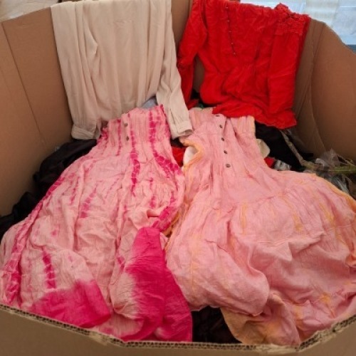 400 + BRAND NEW MIXED CLOTHING LOT CONTAINING, CRIMINAL DAMAGE TROUSERS IN CAMO IN SIZE MEDIUM, MANAAR DRESS IN PINK AND ORANGE IN SIZE LARGE, BAILEY BLUE WOMANS TOP IN RED IN SIZE XL (IN 1 PALLET BOX)
