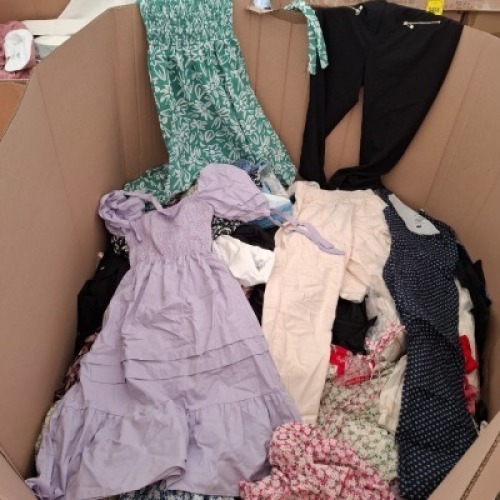 400 + BRAND NEW MIXED CLOTHING LOT CONTAINING, RAYON DRESS IN VIOLET IN SIZE SMALL, RAYON CROP TOP IN WHITE AND FLORAL GREEN IN SIZE LARGE, ROMAN BLOUSE IN BLACK AND GREEN IN SIZE 28,ETC (IN 1 PALLET BOX)