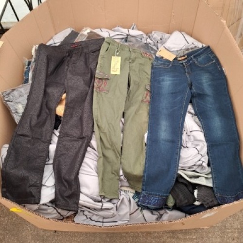 200 + MIXED CLOTHING LOT CONTAINING, CREAM & ROUGE BUTTONED JACKET IN GREY AND BLACK IN SIZE 30, AMY & CLO IN VOGUE PARIS BUTTONED SHIRT IN SNAKEPRINT IN SIZE LARGE, ONADO DENIM JEANS IN BLUE IN SIZE M, ETC (IN 1 PALLET BOX)