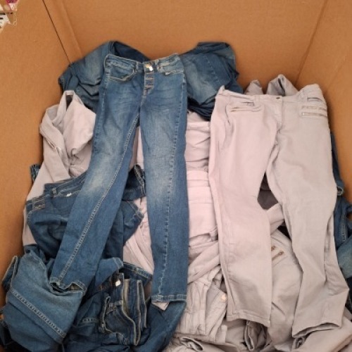 200 + BRAND NEW MIXED JEANS LOT CONTAINING, UNBRANDED DENIM BUTTONED JEANS IN BLUE IN SIZES 6, 14 AND 16, GREAT PLANS LONDON JEANS IN GREY IN SIZES 10,12 AND 14 ETC, (IN 1 PALLET BOX)