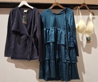 20 X BRAND NEW MIXED MAMALICIOUS CLOTHING LOT TO INCLUDE WHITE LACE BRAS - SLIM JEANS - RIB TOPS - TEAL DRESS - TESS TOPS ETC ALL IN VARIOUS SIZES