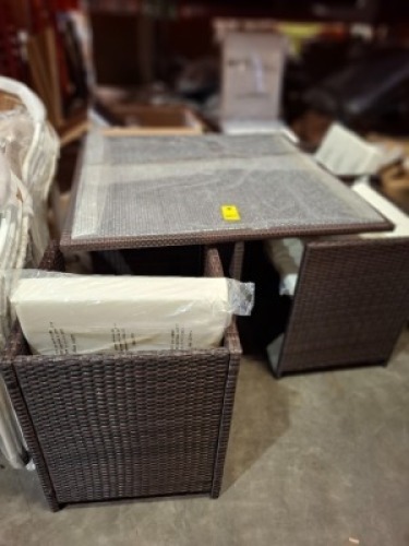 1 X BRAND NEW 4 PIECE OUTDOOR FURNITURE CONTAINING 3 CHAIRS IN SIZE D52XH68XL55CM AND ONE TABLE WITH GLASS TABLE IN SIZE D110XL110XH74CM IN BROWN