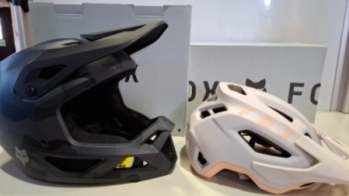 2 X PIECE BRAND NEW BIKE HELMET LOT CONTAINING 1 X FOX RACING RAMPAGE CAMO CYCLING HELMET IN SIZE XL - RRP &pound;210 - 1 X FOX RACING SPEEDFRAME HELMET IN VINTAGE WHITE IN SIZE LARGE - RRP &pound;60 - TOTAL RRP FOR LOT &pound;270