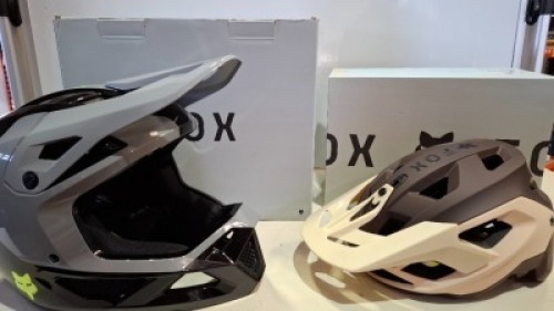 2 X PIECE BRAND NEW BIKE HELMET LOT CONTAINING 1 X FOX RAMPAGE BIKE HELMET IN BARGE / CLOUD GREY IN SIZE LARGE - RRP &pound;210 - 1 X SPEEDFRAME 5050 HELMET IN SIZE LARGE CREAM - RRP &pound;105 - TOTAL RRP FOR LOT &pound;315