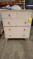 1 X MARLOW 5 DRAWER CABINET IN LIGHT GREY AND CASHMERE OAK (NOTE ONE DRAW MISSING KNOB AND RIGHT SIDE PANEL DAMAGED PLEASE SEE PICTURE)