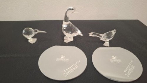 3 X PIECE SWAROVSKI GLASS FIGURINES LOT CONTAINING 1 X GOOSE MOTHER - RRP &pound;55 ,1 X GOSLING - RRP &pound;45 , 1 X SWAROVSKI KIWI - RRP &pound;80 COLLECTOR'S ITEMS - TOTAL RRP &pound;180 - (NOTE COMES FROM PRIVATE COLLECTOR / VIEWING IS ADVISED)