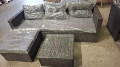 1 X BRAND NEW CORNER RATTAN GARDEN SOFA SET WITH CUSHIONS TO INCLUDE SOFA , CHAISE AND GLASS TOP TABLE IN BROWN / GREY (PRE - BUILT )