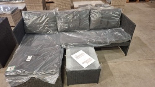 1 X BRAND NEW CORNER RATTAN GARDEN SOFA SET WITH CUSHIONS TO INCLUDE SOFA , CHAISE AND SMALL GLASS TOP TABLE IN BLACK (PRE - BUILT )