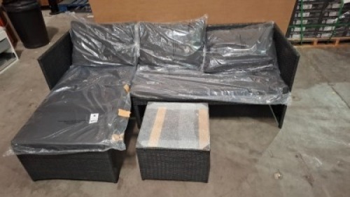 1 X BRAND NEW CORNER RATTAN GARDEN SOFA SET WITH CUSHIONS TO INCLUDE SOFA , CHAISE AND SMALL GLASS TOP TABLE IN BLACK (PRE - BUILT )