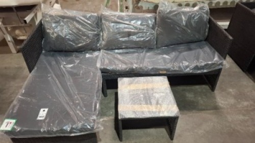 1 X BRAND NEW CORNER RATTAN GARDEN SOFA SET WITH CUSHIONS TO INCLUDE SOFA , CHAISE AND SMALL GLASS TOP TABLE IN BLACK (PRE - BUILT )