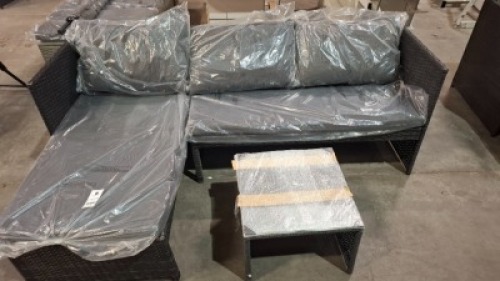 1 X BRAND NEW CORNER RATTAN GARDEN SOFA SET WITH CUSHIONS TO INCLUDE SOFA , CHAISE AND SMALL GLASS TOP TABLE IN BLACK (PRE - BUILT )