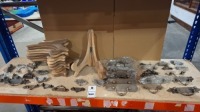 50 X MIXED LOT CONTAINING VARIOUS BRASS CABINET DOOR / DRAWER HANDLES AND FOLDING WOODEN PICTURE FRAMES OVER ONE SHELF
