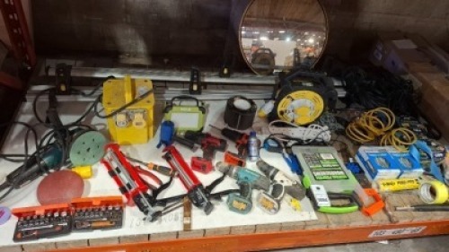 30 + MIXED TOOL LOT CONTAINING MAKITA SANDER , 110 V TRANSFORMER , MAKITA CORDLESS COMBI HAMMER DRILL , BAHCO , SPARE SOCKET SET , ROLLS BOSTIK FLASHBAND , SITE MATE POWER PRO TIMBER SCREWS 6 X 100 MM ETC OVER HALF A BAY