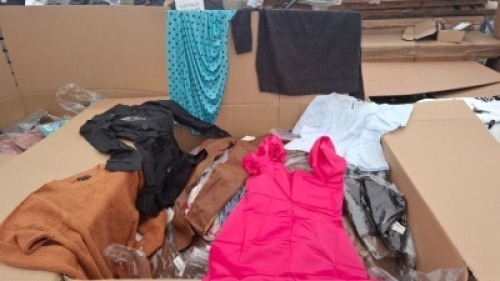 400 + BRAND NEW MIXED CLOTHING LOT CONTAINING MINI BLUE DRESS IN SIZE 14 , ADILYNN FLORAL LADIES PANTS IN MULTI COLOUR IN SIZE SMALL , FASHION LIGHT MINI DRESS IN ORANGE IN SIZE UK 6 , GOLDSK PANTS IN BROWN IN SIZE SMALL ETC IN 1 PALLET BOX