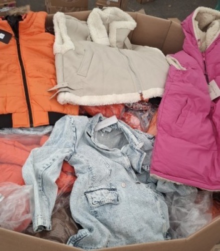 400 + BRAND NEW MIXED CLOTHING LOT CONTAINING MELYA MELODY SLEEVELESS WINTER COAT IN PINK IN SIZE 8/10 , THREADBARE MINI FLORAL DRESS IN ORANGE / WHITE IN SIZE 14 , SUBLEVEL LONG GREY / WHITE DRESS IN SIZE XS , MELYA MELODY WINTER SLEEVELESS JACKET IN CRE