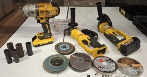 3 X DEWALT CORDLESS POWER TOOLS LOT CONTAINING 2 X ANGLE GRINDER , 1 X 18V XR BRUSHLESS IMPACT WRENCH DCF899 , ALSO TO INCLUDE TWO BATTERIES AND VARIOUS CUTTING DISCS AND SAFETY GOGGLES , ( NOTE IN GOOD WORKING ORDER )