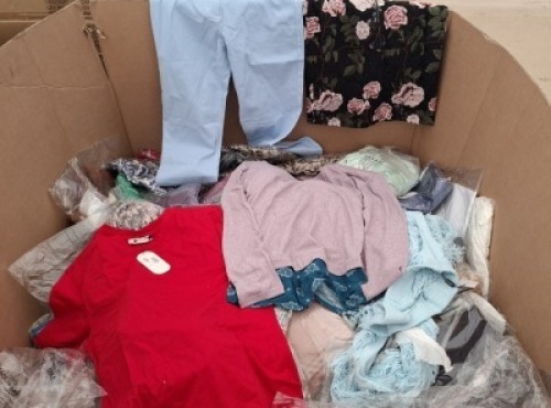200 + BRAND NEW MIXED CLOTHING LOT CONTAINING 101 IDEES FLORAL SKIRT IN SIZE S / M , ANGEL PRINT MINI DRESS IN SIZE 6 , AEROPOSTALE PANTS IN BLUE IN SIZE 8 , HOT FASHION RED TOP IN SIZE SMALL , ETC IN 1 PALLET BOX