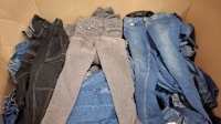 300 + BRAND NEW MIXED JEANS LOT CONTAINING, LILY SKINNY STILETTO JEANS IN GREY IN GREY IN SIZE 12, BDG SKATE JEANS IN BLACK IN SIZE 28, DENIM JEANS IN BLUE IN SIZE 18, ETC, (IN 1 PALLET BOX)
