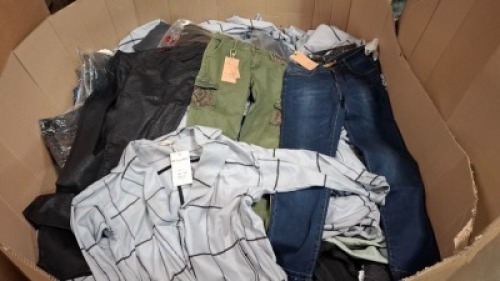 200 + MIXED CLOTHING LOT CONTAINING, CREAM & ROUGE BUTTONED JACKET IN GREY AND BLACK IN SIZE 30, AMY & CLO IN VOGUE PARIS BUTTONED SHIRT IN SNAKEPRINT IN SIZE LARGE, ONADO DENIM JEANS IN BLUE IN SIZE M, ETC (IN 1 PALLET BOX)