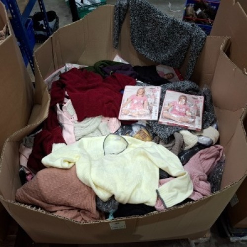 200 + MIXED CLOTHING LOT CONTAINING CLOSED BLACK / GREY JUMPER IN SIZE M , BEAUTIFUL GIRLS PYJAMA SETS IN WHITE / PINK IN SIZE M , JANET & JOYCE JUMPER IN RED IN SIZE SMALL , CLOSED JUMPER IN DIRT PINK IN SIZE XL ETC IN ONE PALLET BOX